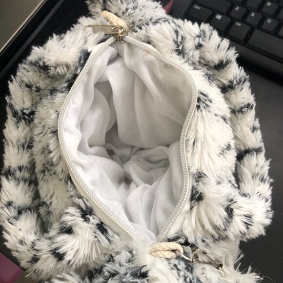 RARE BJ Toys Snow Leopard Purse Shoulder & Hand Straps Zippered Pocket 4" Deep - Picture 5 of 11